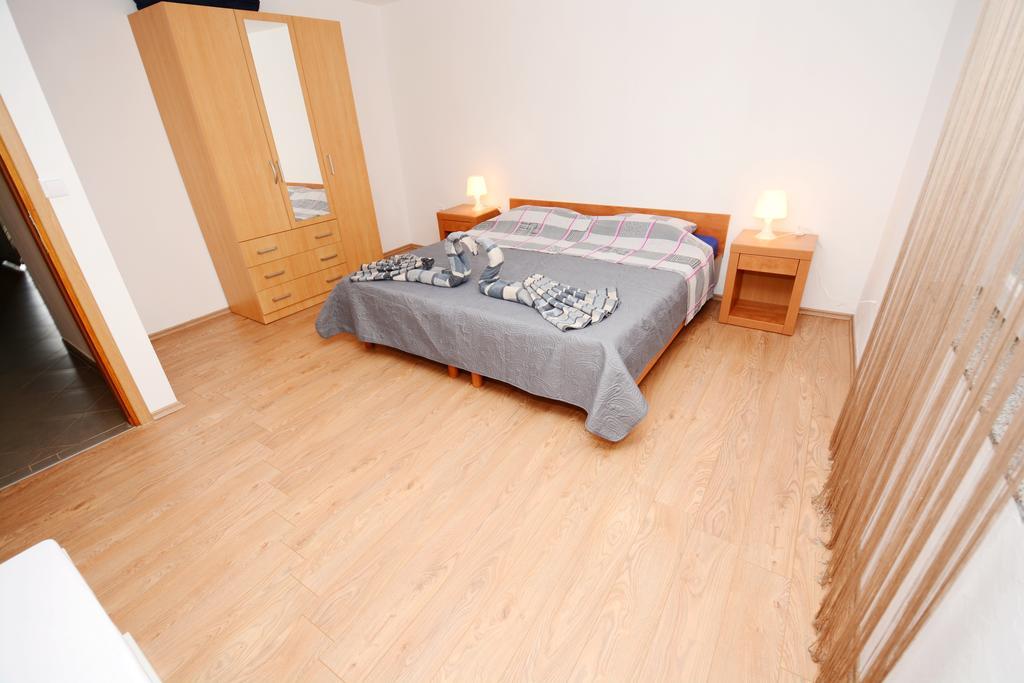Apartments Katarina Вели Рат Екстериор снимка