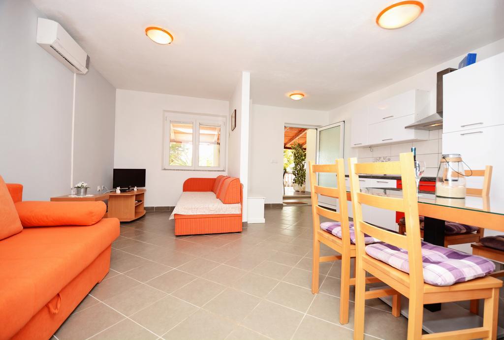 Apartments Katarina Вели Рат Екстериор снимка