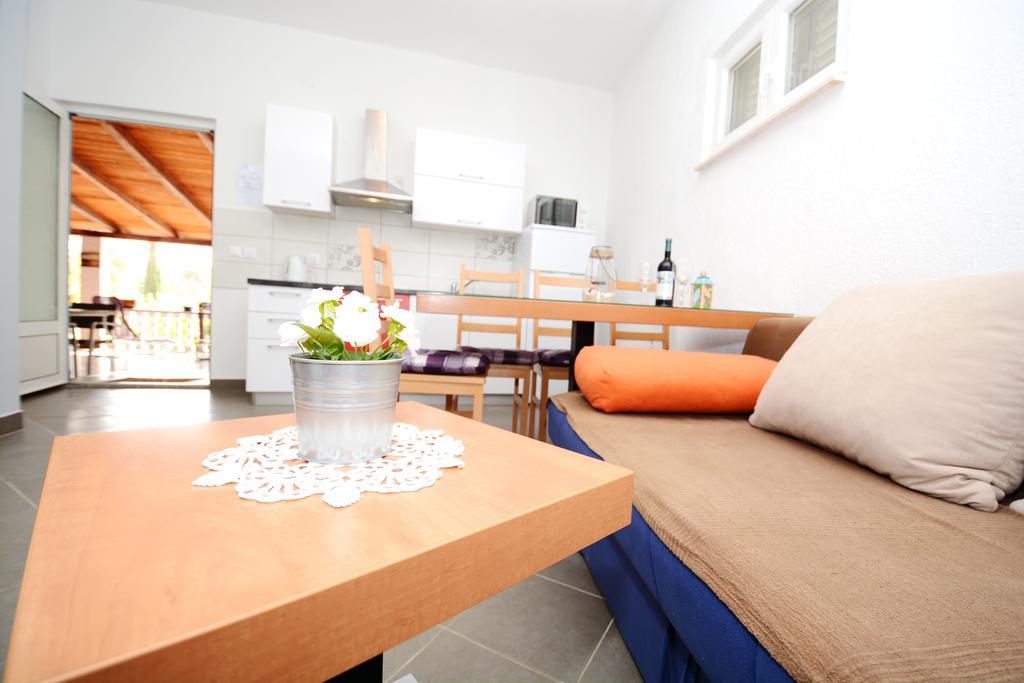 Apartments Katarina Вели Рат Екстериор снимка